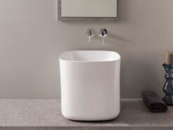 Επιτραπέζιος νιπτήρας μπάνιου από Υαλώδη πορσελάνη Moon 5503-300 42 x 42 cm. Με επιφάνεια Extra Glaze και ειδική επίστρωση για προστασία κατά των αλάτων και κατά των βακτηρίων.
