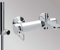 Μπαταρία Λουτρού Teorema Kart 176150. Τοποθέτηση στον Τοίχο. Συμπεριλαμβάνεται επίτοιχο στήριγμα τηλεφώνου. Υψηλής ποιότητας χρωμίωση.