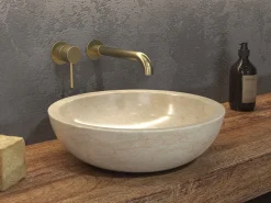 Επιτραπέζιος πέτρινος νιπτήρας μπάνιου Elena Cream 40x40 cm. Κατασκευή από φυσικό πέτρωμα με μοναδικότητα σχεδίων σε κάθε μοντέλο.