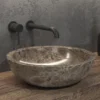 Επιτραπέζιος πέτρινος νιπτήρας μπάνιου Elena Grey 40x40 cm. Κατασκευή από φυσικό πέτρωμα με μοναδικότητα σχεδίων σε κάθε μοντέλο.
