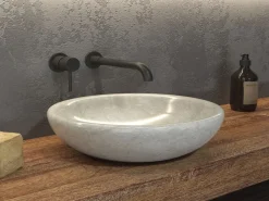 Επιτραπέζιος πέτρινος νιπτήρας μπάνιου Sora Sblr Cream 40x40 cm. Κατασκευή από φυσικό πέτρωμα με μοναδικότητα σχεδίων σε κάθε μοντέλο.