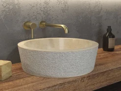 Επιτραπέζιος πέτρινος νιπτήρας μπάνιου Timur Lbp Cream 40x40 cm. Κατασκευή από φυσικό πέτρωμα με μοναδικότητα σχεδίων σε κάθε μοντέλο.