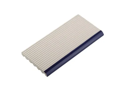 Επιχείλιο πισίνας RM-1225K01 12 x 25 cm με ανάγλυφη επιφάνεια.