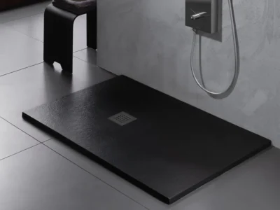 Συνθετική ντουζιέρα από χυτό υλικό Slate RT Black Matt 160 x 80 cm, με συνολικό ύψος 2.60 cm.