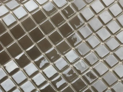 Ψηφίδα επένδυσης επιφανειών Reviglass Light Silver με διάσταση 25x25mm.